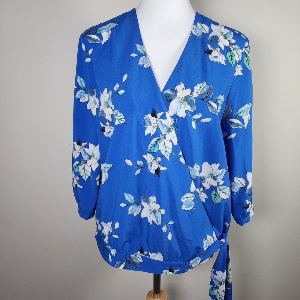 RW&CO Faux Wrap Blouse Womens Medium Blue Floral Tie Side V-Neck Vacation Resort